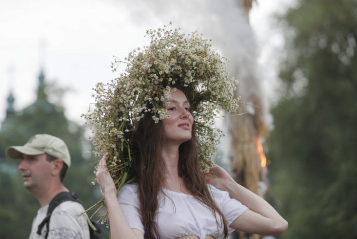 Varšuvoje ukrainiečiai dalyvavo vasaros saulėgrįžos šventėje, „kad nepamirštų savo tradicijų