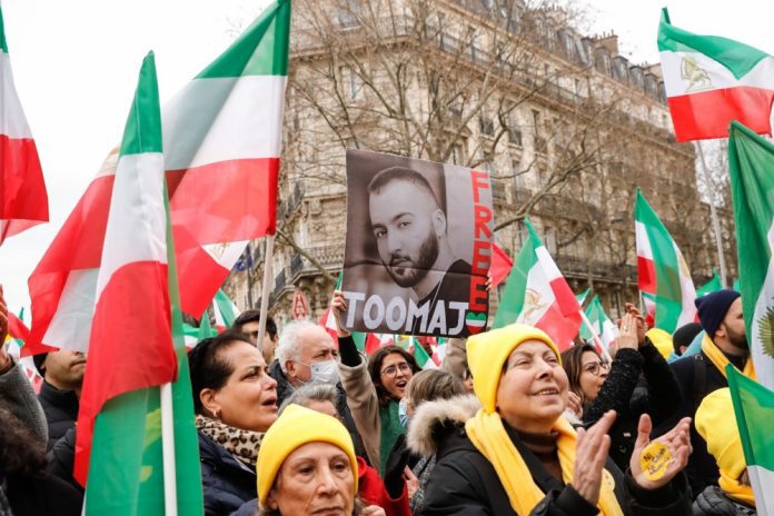 Irano vyriausybės kritiko ir populiaraus hiphopo atlikėjo Toomajo Salehi portretas proteste Prancūzijoje / EPA nuotr.