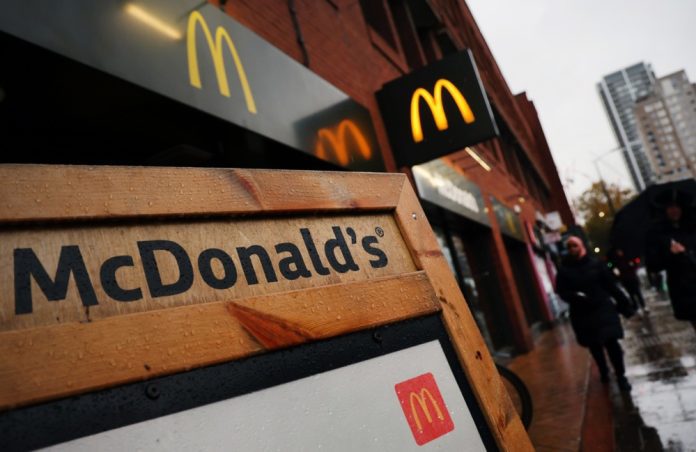 Dėl DI klaidų „McDonald's“ atsisako juo paremto užsakymų priėmimo eksperimento