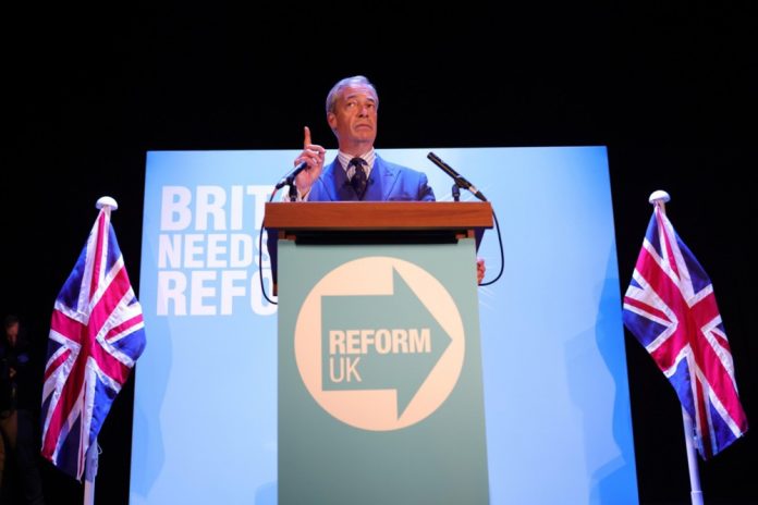 Jungtinės Karalystės antiimigracinę politiką palaikančios partijos „Reformuokime JK“ (Reform UK) lyderis Nigelas Farage'as / EPA nuotr.