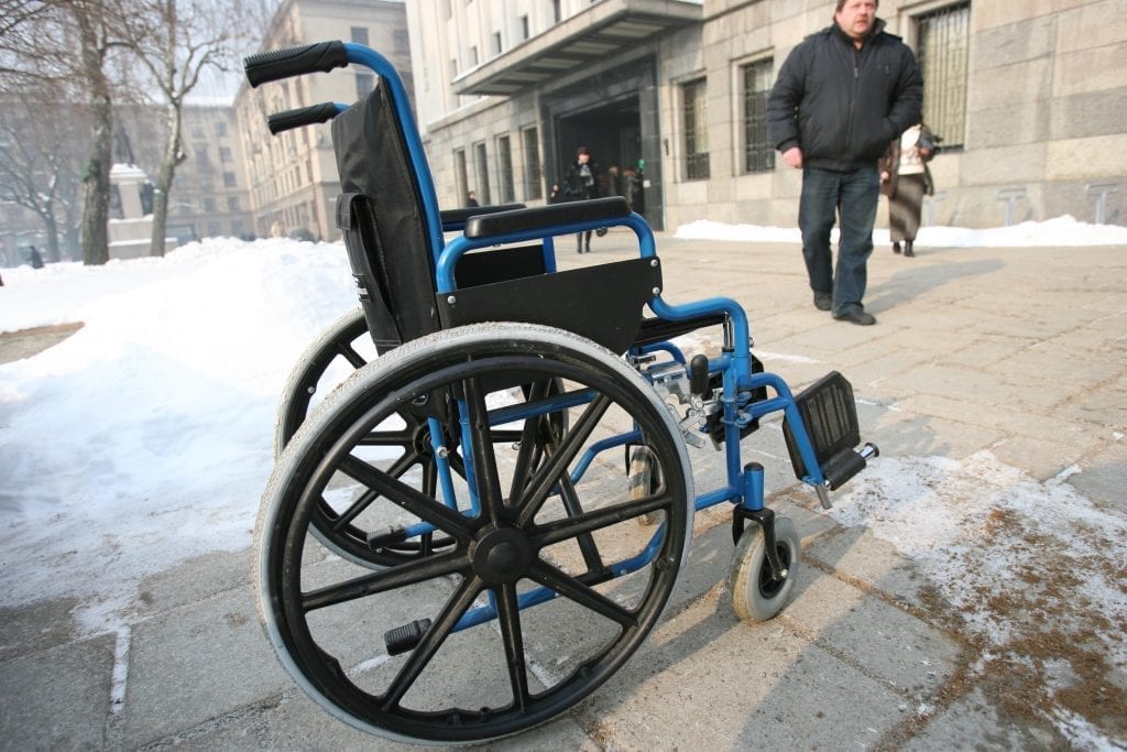 Neįgaliojo vežimėlis paliktas gatvėje