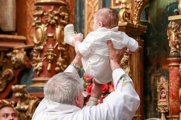 krikštijamas kūdikis ortodoksų bažnyčioje