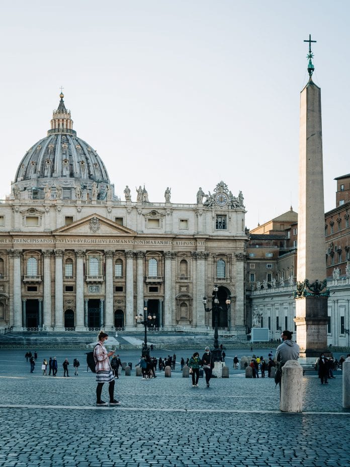 žmonės vaikšto Vatikane