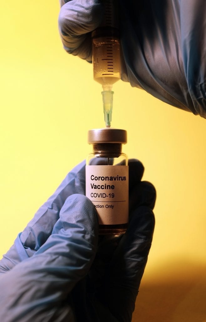 Švirkštas ir COVID-19 vakcina