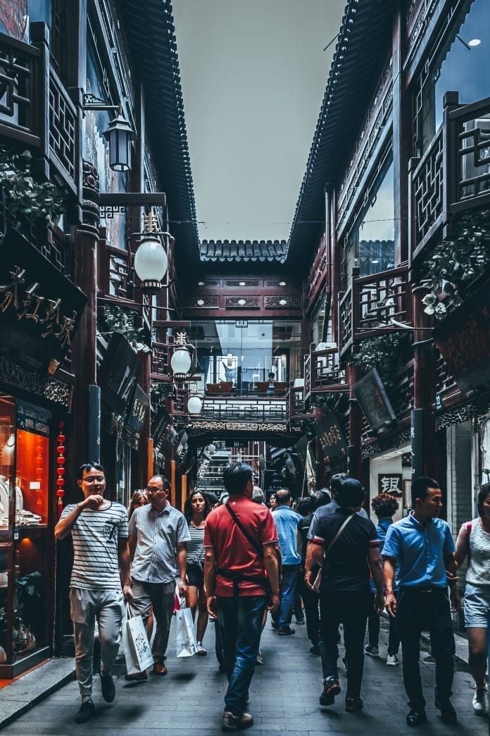 Žmonės Kinijos gatvėje vaikšto