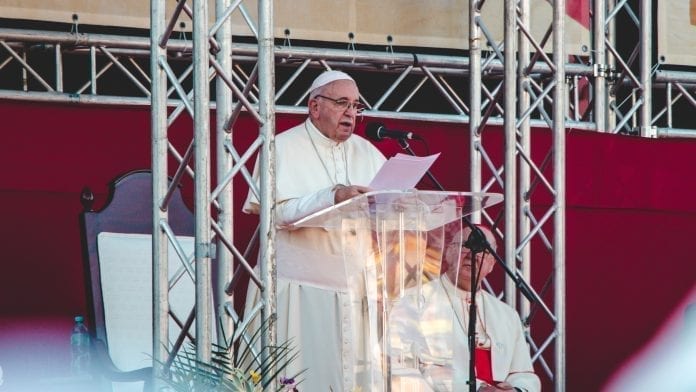 Popiežius Pranciškus prie tribūnos Pasaulinių Jaunimo dienų, vykusių Panamoje, scenoje