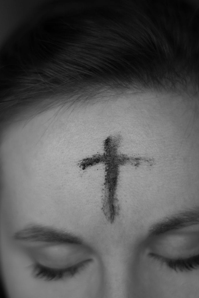 Kryžiaus ženklas iš pelenų ant kaktos