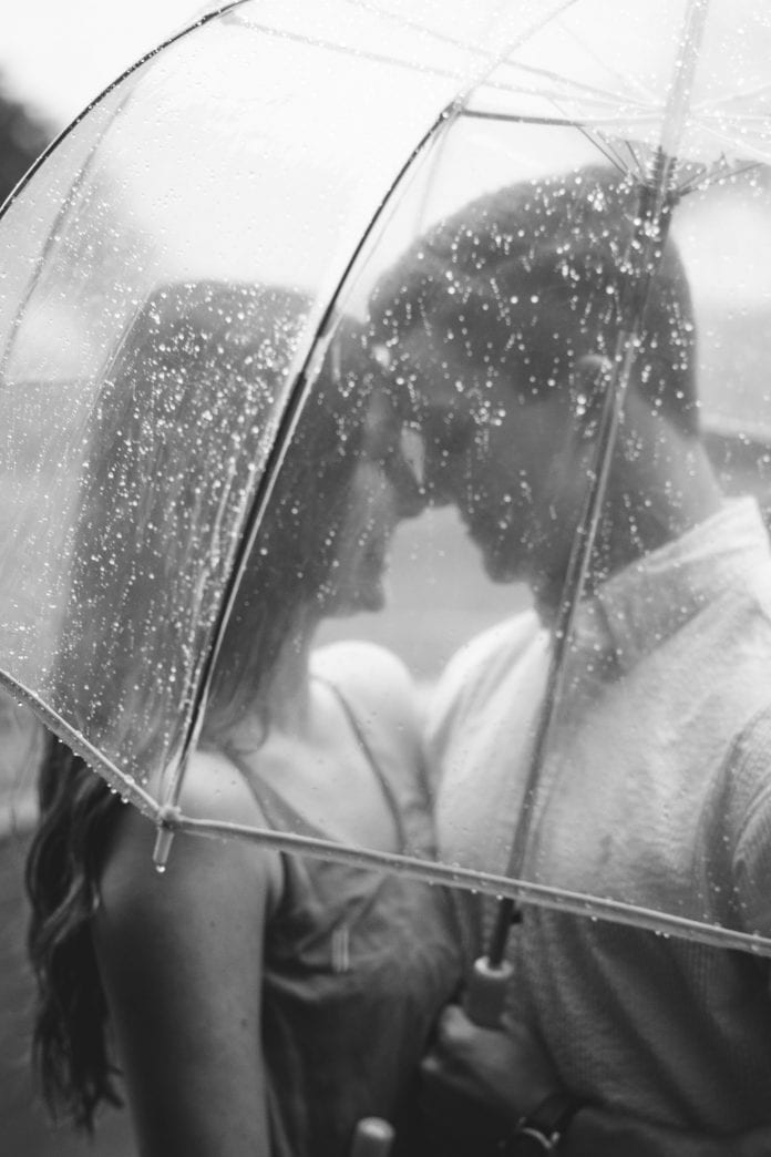 Įsimylėjėlių pora po skėčiu