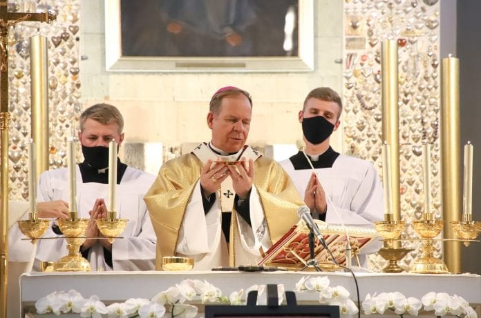 Vilniaus arkivyskupas metropolitas Gintaras Grušas aukoja mišias Dievo Gailestingumo šventovėje