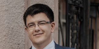 Vytautas Sinica šypsosi