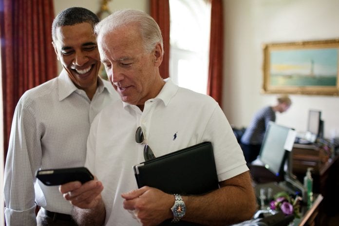 Joe Bidenas (dešinėje) ir Barac Obama bendrauja