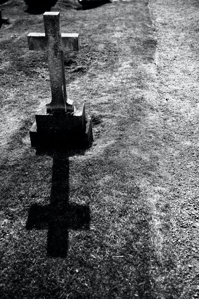 Mirties kultūra kapinių kryžius