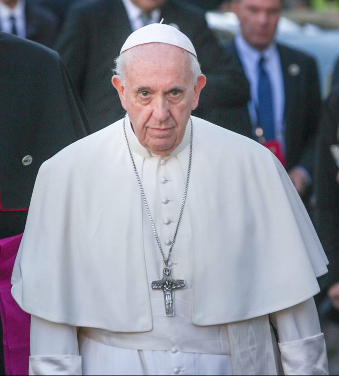 Popiežius Pranciškus eina