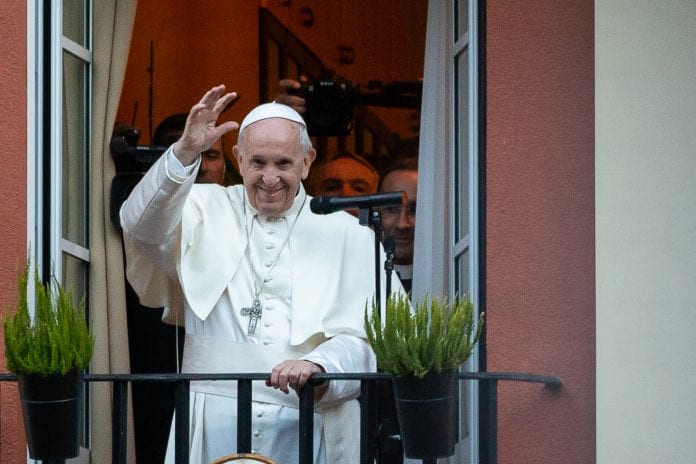 Popiežius Pranciškus sveikina minią