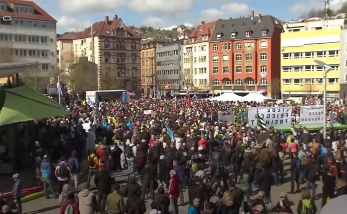 Vokietijoje tūkstančiai žmonių protestavo prieš karantino suvaržymus