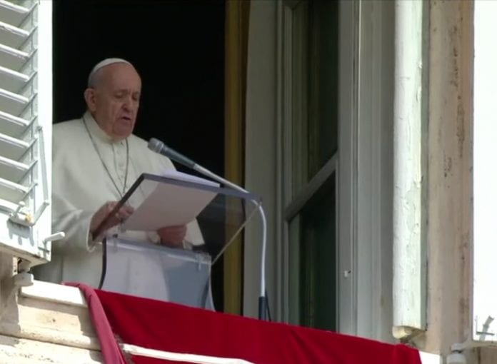 Popiežius gyvai palaimino tikinčiuosius Šv. Petro aikštėje