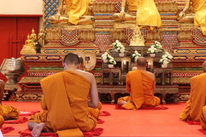 Budistų vienuoliai medituoja