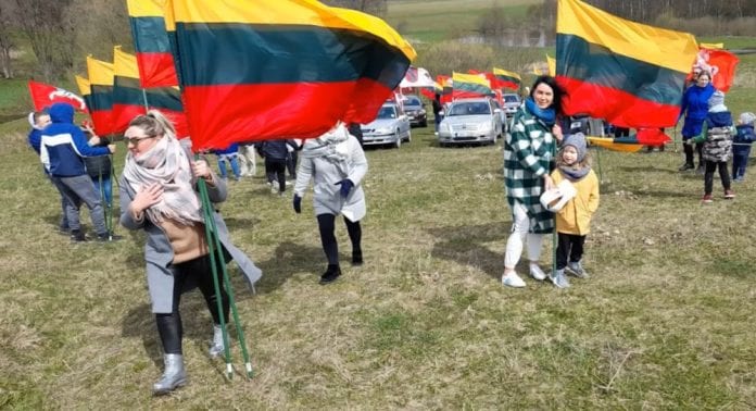 Lietuvos vėliava ir maršo dalyviai