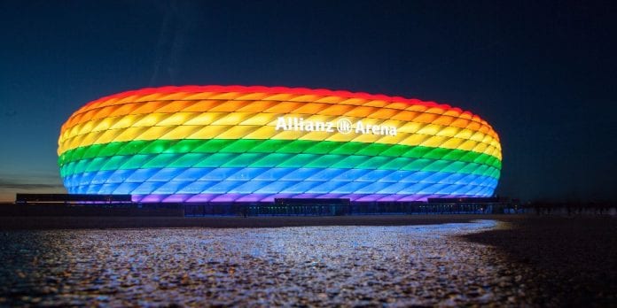 „Allianz“ arena apšviesta vaivorykštės spalvomis