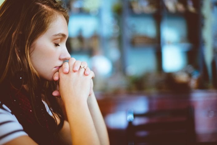 Moteris meldžiasi