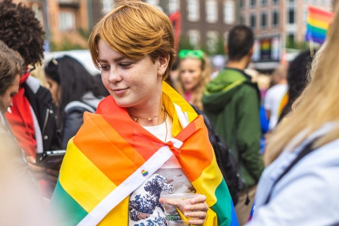 Moteris su LGBT vėliava