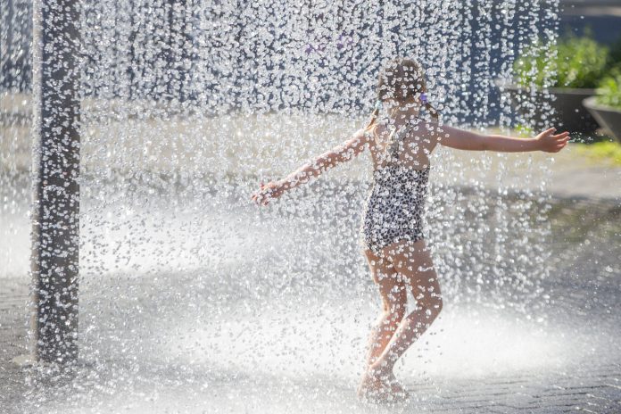 Vaikas maudosi fontane Vilniuje