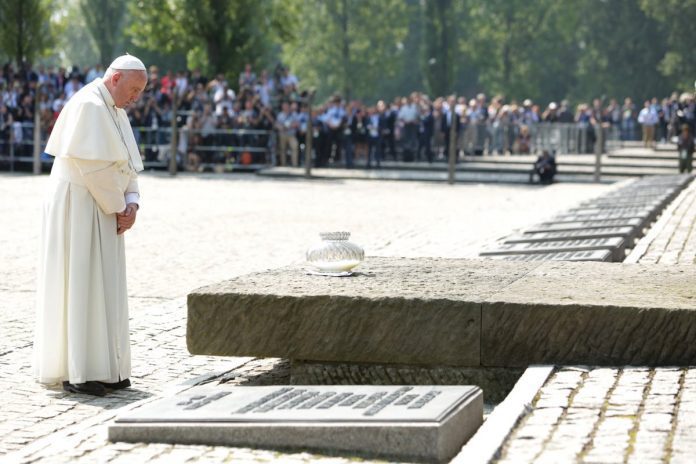Popiežiaus Pranciškaus vizitas Aušvico mirties stovykloje