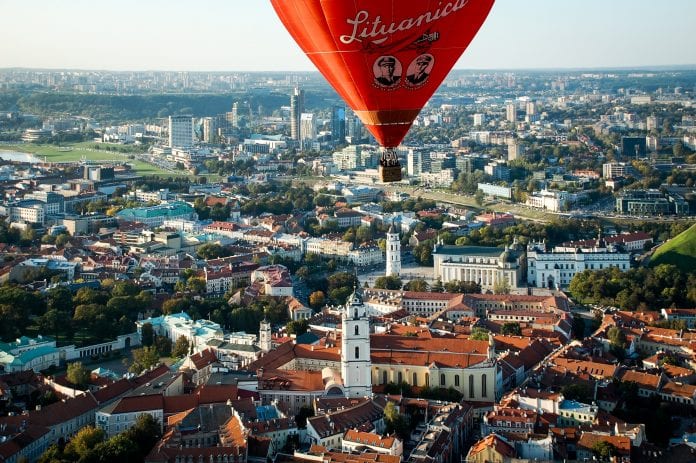 Oro balionas virš Lietuvos