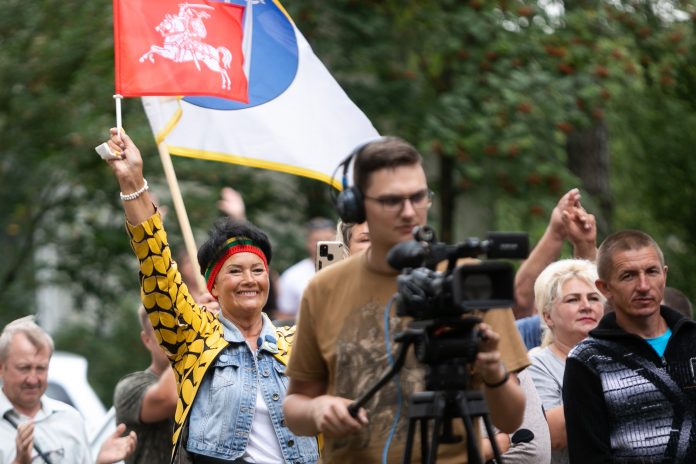 Dieveniškių bendruomenės protestas paminėtas Romo Dambrausko koncertu