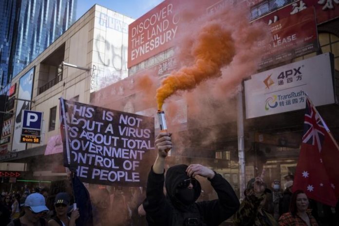 Australijoje vykusio protesto dėl COVID-19 suvaržymų akimirka