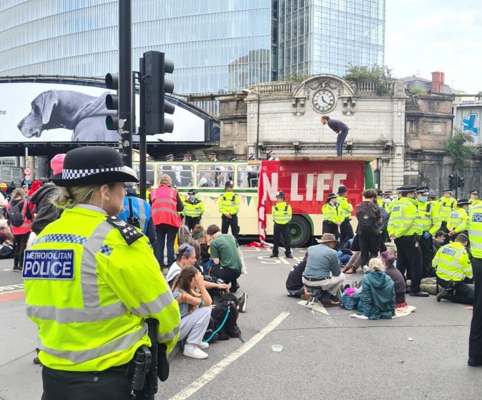 Londono protestuotojų susirėmimas su policija