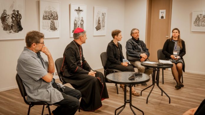 Šiluvos piligrimų centre atidaryta paroda „15 iliustracijų Romos mišiolui lietuvių kalba”