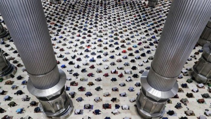 Islamiška malda didžiojoje Džakartos mečetėje