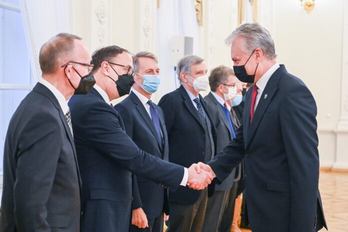 Prezidentas Gitanas Nausėda su NATO šalių ambasadoriais / Lietuvos Respublikos Prezidento kanceliarijos / Roberto Dačkaus nuotr.