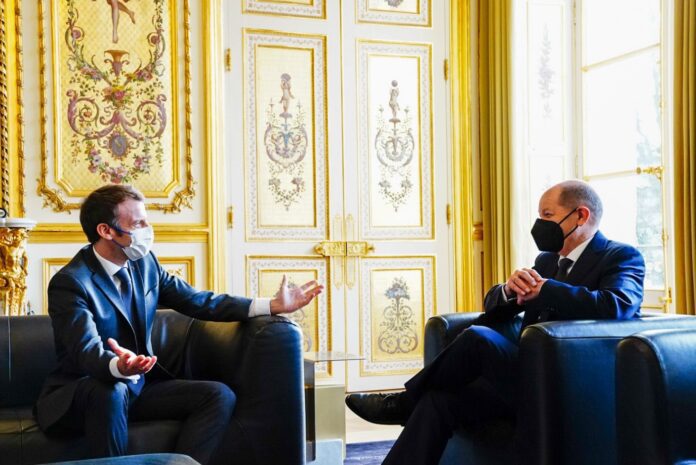 Prancūzijos prezidentas Emmanuelis Macronas su Vokietijos kancleriu Olafu Scholzu