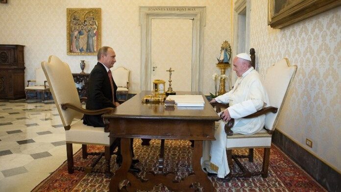 Vladimiras Putinas su popiežiumi Pranciškumi 2015 m. / Vatican News nuotr.