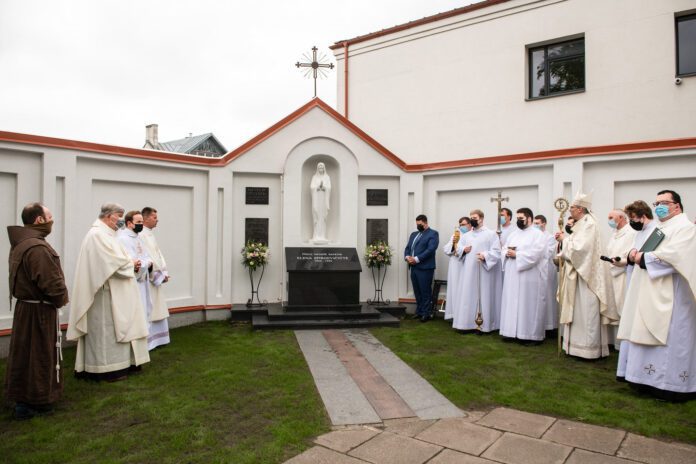 Elenos Spirgevičiūtės perlaidojimas prie Kauno Šv. Antano Paduviečio bažnyčios / Juozo Kamensko nuotr.