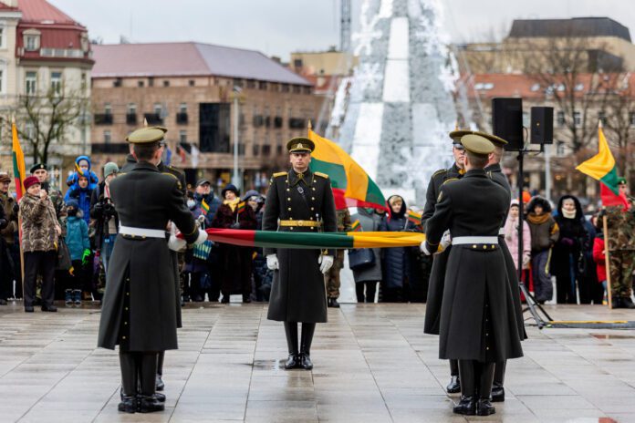 LDK Gedimino štabo bataliono Garbės sargybos kuopos kariai iškėlė naują Lietuvos valstybes vėliavą Gedimino pilies bokšte / BNS nuotr.