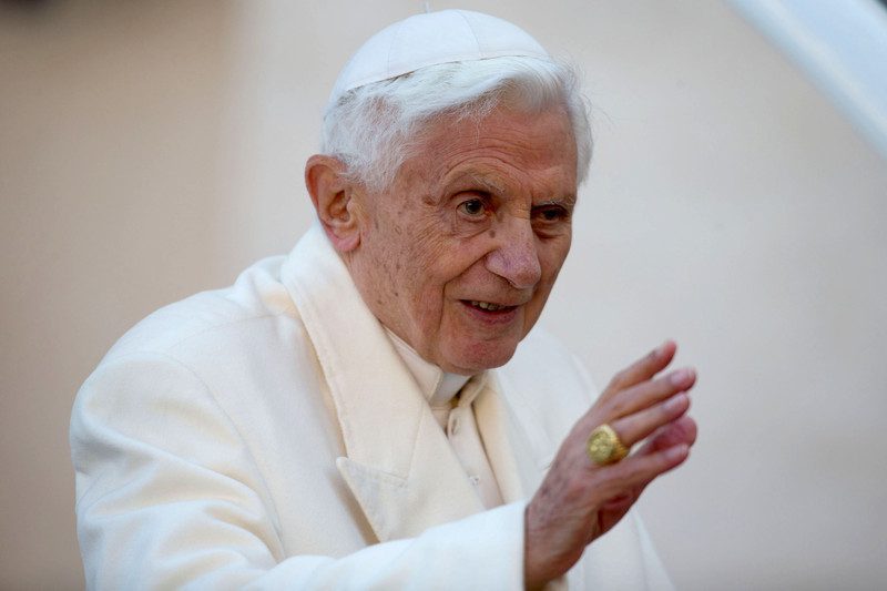 Popiežius emeritas Benediktas XVI laimina/ EPA nuotr.