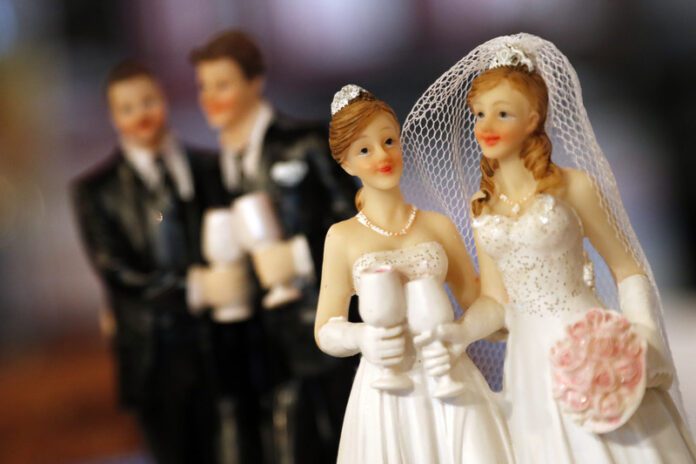 Tos pačios lyties vestuvinio torto figūrėlės / EPA nuotr.