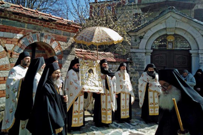 Atono kalno vienuolių procesija