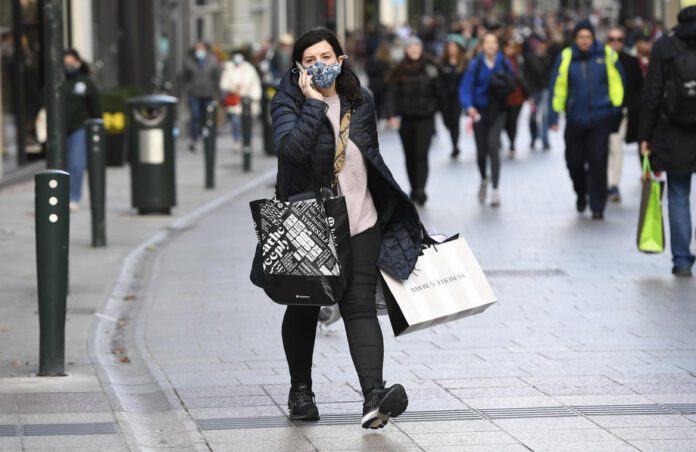Moteris eina Dublino gatve / EPA nuotr.