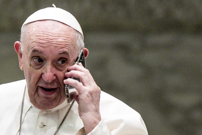 Popiežius Pranciškus kalba telefonu