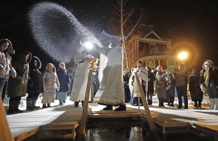 Rusijos ortodokų šventikas laimina eketę / EPA nuotr.
