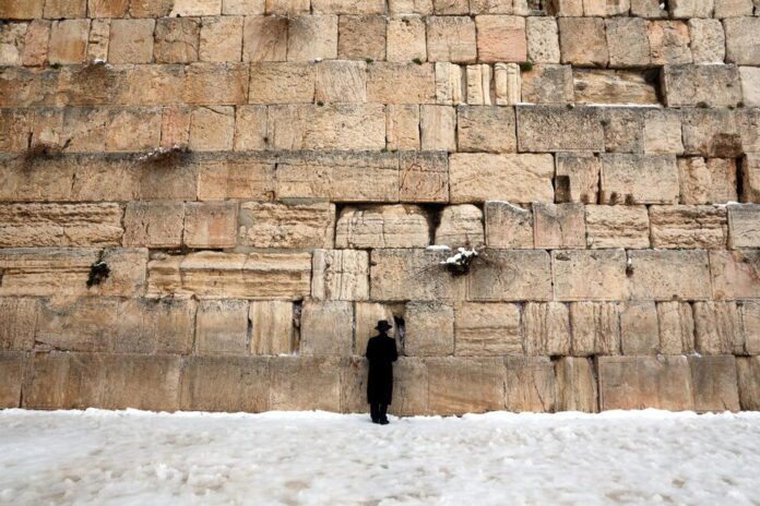 Žydas ortodoksas meldžiasi prie Raudų sienos Jeruzalėje / EPA nuotr.