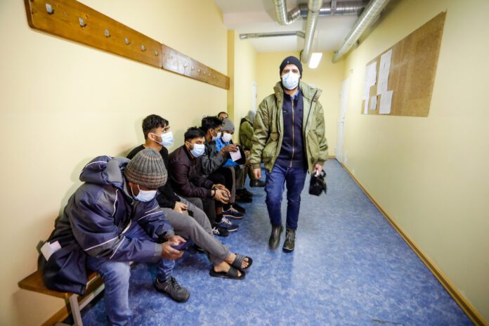 Migrantai Kybartų užsieniečių registracijos centre / BNS nuotr.