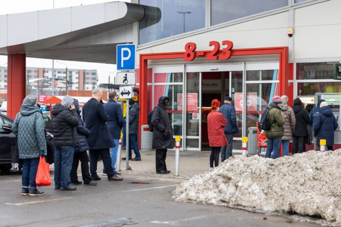 Eilė prie Žirmūnuose esančio bankomato Vilniuje / BNS nuotr.