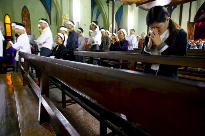 Vietnamo katalikai meldžiasi / EPA nuotr.