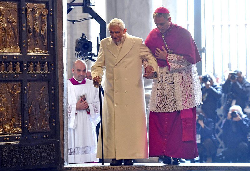 Popiežius emeritas Benedicktas XVI su arkivyskupu Georgu Gänsweinu / EPA nuotr.