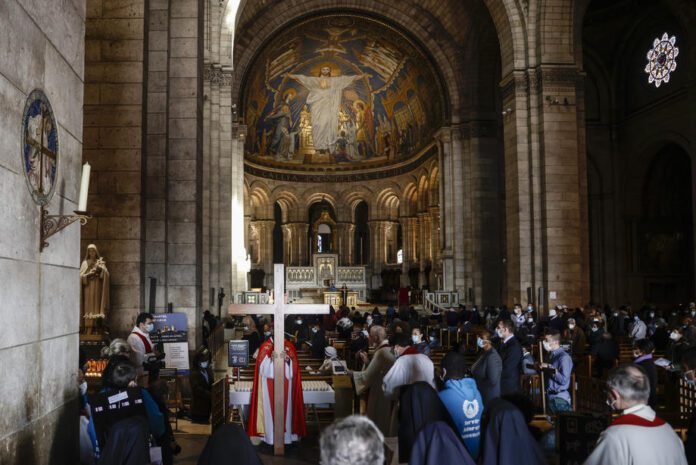Didžiojo penktadienio procesija Švenčiausiosios širdies bazilikoje Paryžiuje / EPA nuotr.